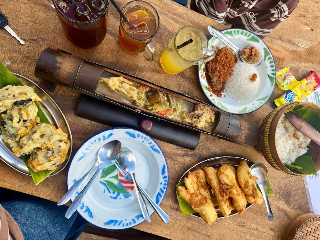 Warung Kinasih Salatiga : Spesial Garang Asam Bambu dengan View Sawah!